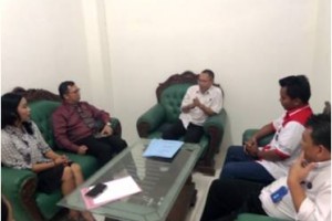 Rektor STIKKes, dr Asep Sufyan saat melakukan pertemuan dengan BNN Kuningan di rumah dampingan Tenjo laut.